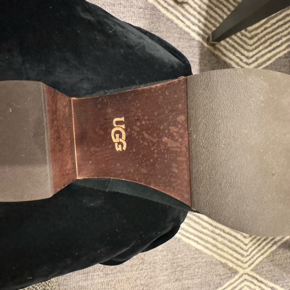 Gorgeous Ugg Boots with wood a clog heel look. - Picture 4 of 6